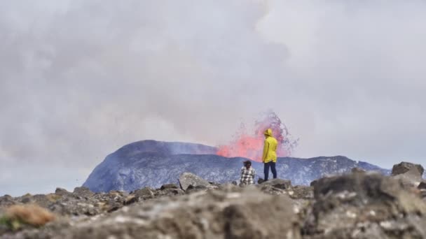 Casal de turistas que experimentam o espetacular vulcão em erupção — Vídeo de Stock
