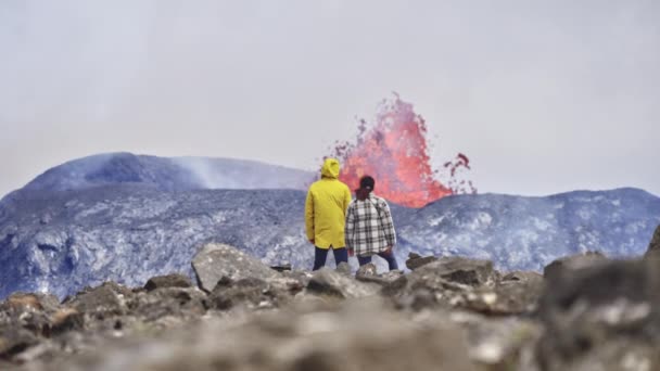 Turistas tienen la oportunidad de ver la vista de una erupción volcánica — Vídeo de stock