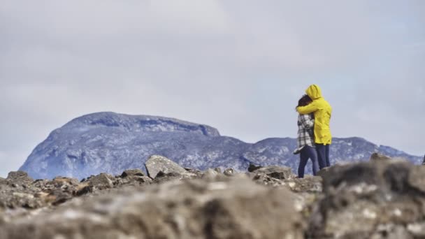 Υπέροχο ζευγάρι αγκαλιά σε ένα Rocky Field και οροσειρές στο παρασκήνιο — Αρχείο Βίντεο