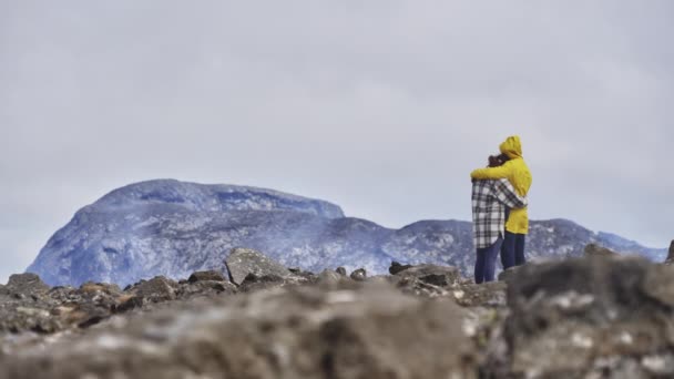 Maleriske stadig skudt af en dejlig par krammer på toppen af en Rocky Field – Stock-video