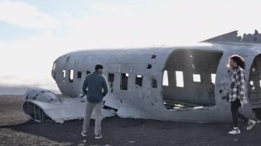 Solheimasandur Uçak Enkazı 'nın dışında Gezginlerin Güzel Manzara Çekimi