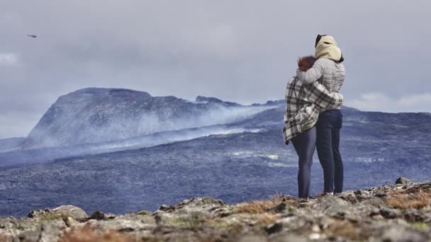 Aerial Shot of an Active Volcano in Iceland as an Adorable Couple Snuggling — Stock Video