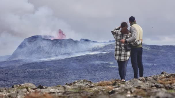 Turistas aprecian el majestuoso paisaje de un volcán activo en Islandia — Vídeos de Stock