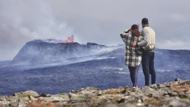 Дивовижний вигляд вивергуючого вулкану, як сміливі туристи зауважують — стокове відео