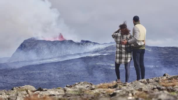 Kitörő vulkán, mint rettenthetetlen utazók Tanú Szorosan egymás mellett Izlandon — Stock videók