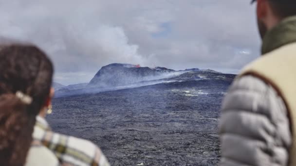 Belo Tiro Aéreo de Dois Admiráveis Turistas Vendo Vulcão Eruptor, Islândia — Vídeo de Stock