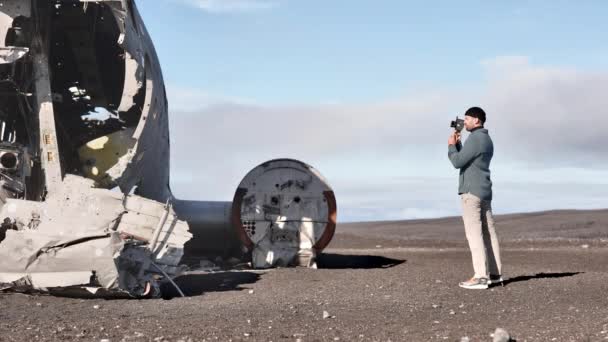 Panoramic Shot of Couple Film the Outside of the Solheimasandur Plane Wreck — Stok Video