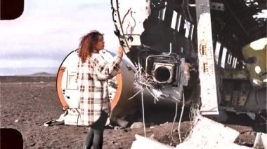 Wreck 'in Dışında Bir Kadın Turistin Klasik Film Filtresi Çekimi