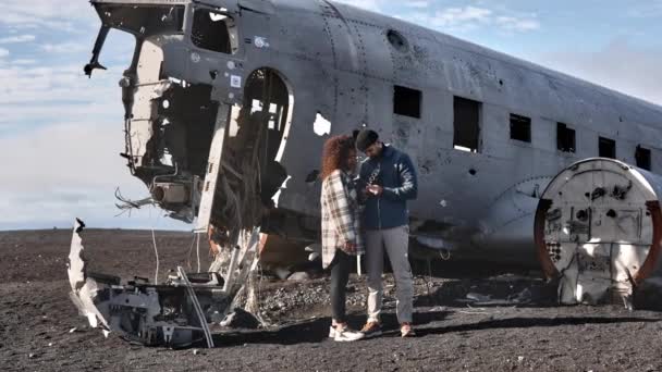 Solheimasandur Uçak Enkazı 'nın dışında Muhteşem Turistlerin Çekimine Yakınlaş — Stok video