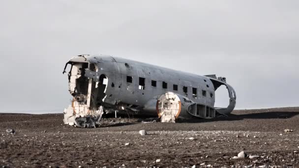 Bellissimo paesaggio girato del relitto aereo Solheimasandur in Islanda — Video Stock