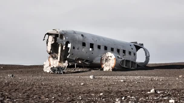 Tranquillo colpo di un turista che esce dal relitto aereo Solheimasandur in Islanda — Video Stock