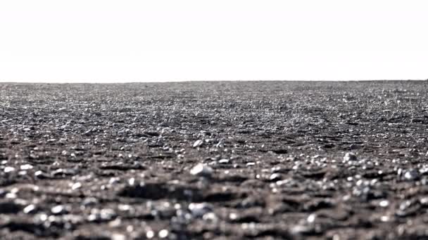 Horizonte sin fin de un vasto campo rocoso, y el cielo claro brillante en el fondo — Vídeo de stock