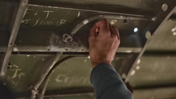 Espetacular tiro de uma mão escrevendo o interior de um avião detritos — Vídeo de Stock