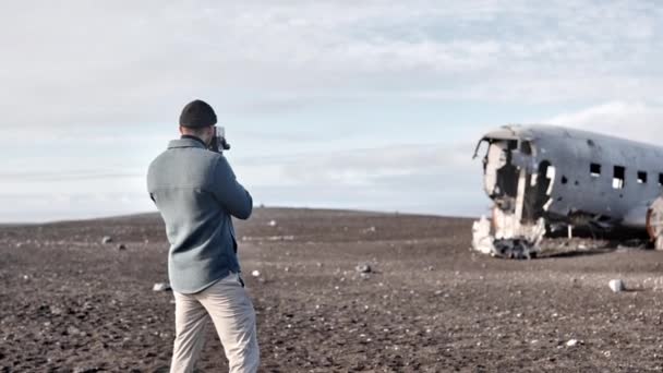 Solheimasandur Flugzeugwrack und ein riesiges felsiges Feld und Himmelshorizont, Island — Stockvideo