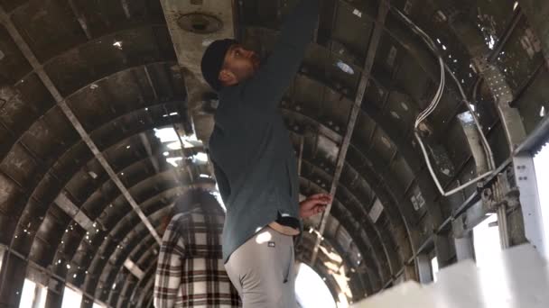 Verbazingwekkend schot van prachtige paar reizen in Solheimasandur vliegtuig ruïnes — Stockvideo
