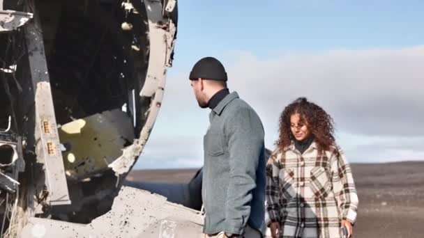 Genialer Schuss eines Mannes, der außerhalb des Flugzeugwracks von Solheimasandur in Island unterwegs ist — Stockvideo