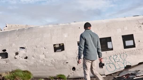 Turystyka męska poza wrakiem samolotu Solheimasandur na Islandii — Wideo stockowe