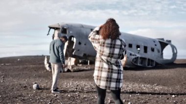 Solheimasandur düzlemine doğru yürüyen cesur turistlerin nefes kesici manzarası