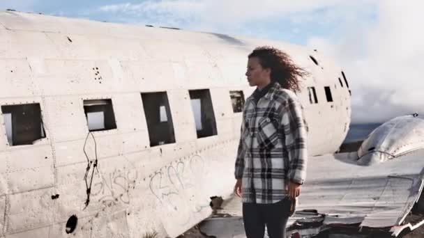 Hermosa foto de turismo femenino turismo Solheimasandur avión naufragio en Islandia — Vídeos de Stock