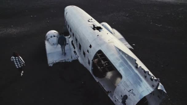 Foto aérea de turistas tomando fotos del avión de Solheimasandur naufragio — Vídeo de stock