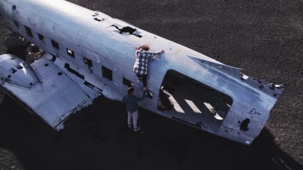 Drone scenario di avventurosi viaggiatori che vanno giù Solheimasandur aereo relitto — Video Stock