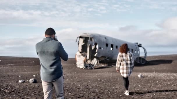 Ainda Tiro de Casal Adorável Filmagem no Solheimasandur Plane Wreck na Islândia — Vídeo de Stock