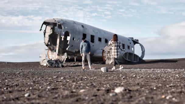 Solheimasandur uçak enkazı dışında çekim yapan genç gezginlerin görüntüsü — Stok video