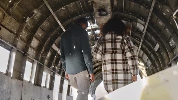 Csodálatos kilátás a turisták elhagyja a belsejében egy repülőgép romjai Izlandon — Stock videók