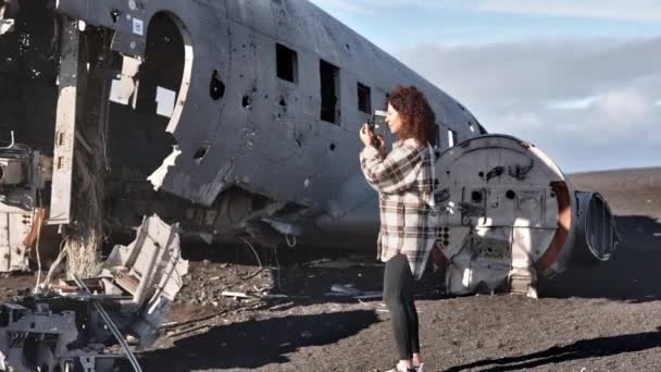 Fotografía escénica de viajeros filmando fuera de Solheimasandur Plane Wreck en Islandia — Vídeos de Stock