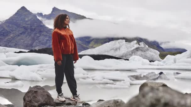 Turista femenina posando para la foto con montaña y glaciar en el fondo — Vídeos de Stock