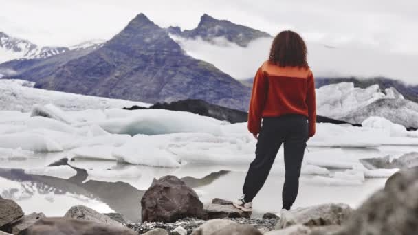 Turista femenina admirando la pintoresca vista del derretimiento del iceberg y la montaña — Vídeos de Stock