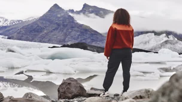 Femme en veste rouge Admirant la vue sur le champ glaciaire et la montagne avec un brouillard épais — Video