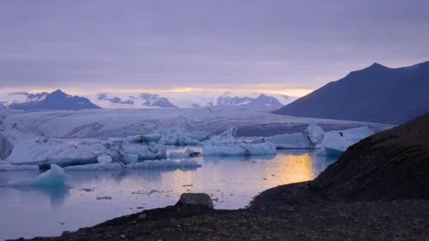 Pintoresca vista del glaciar y el lago congelado en Islandia, montañas nevadas — Vídeos de Stock