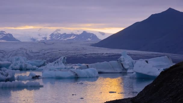 Montagne enneigée, Glacier, Lac pendant le coucher du soleil - Islande — Video