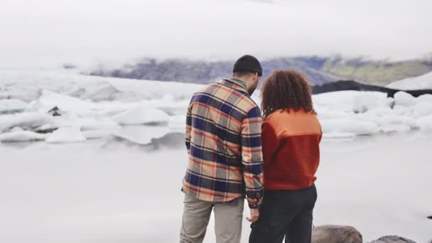 Turista utazók gyönyörű kilátás nyílik Izlandra Glacial Field a háttérben — Stock videók