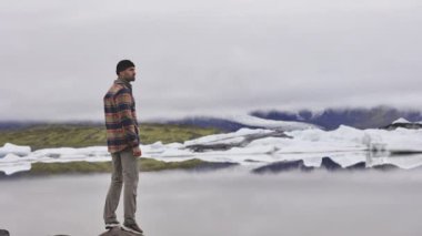İzlanda 'da Göl ve Eriyen Buzula Hayran Kalan Turist