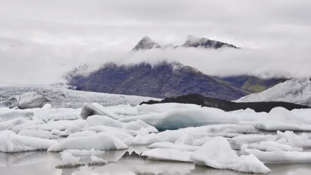 冻结湖及环绕该地区的冰川的威严稳定射击 — 图库视频影像