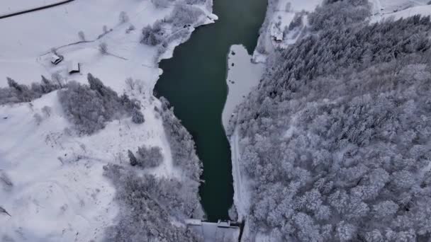 Вид с высоты птичьего полета по горным тропам зимой — стоковое видео