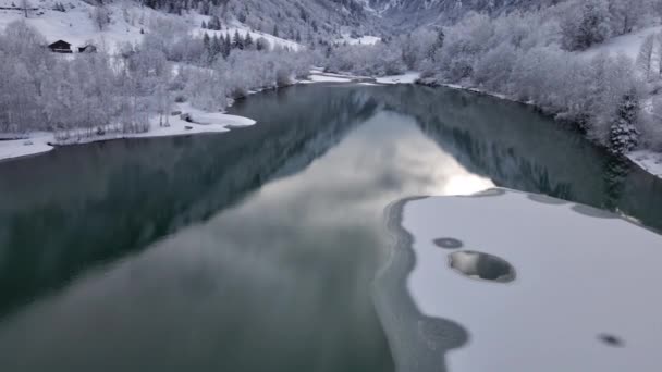 ラムゼー貯水池の空中撮影、湖周辺の雪に覆われた木々 — ストック動画