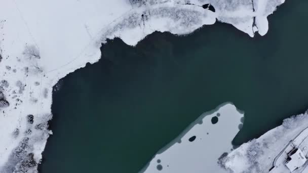 ラムゼーの貯水池と雪に覆われた木のドローンの軌道撮影 — ストック動画