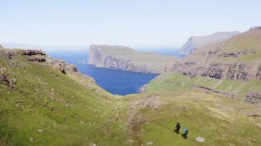 Tjornuvik 'teki Sonsuz Deniz Ufkunu ve Güzel Dağların İHA İzleme Çekimi
