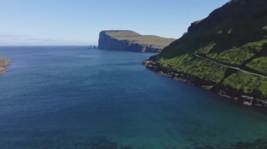 Blue Sea Horizon ve Mountainside Cliff, Tjornuvik 'in nefes kesici görüntüsü