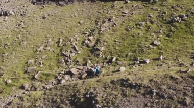 Tjornuvik 'teki Faroe Adaları' ndaki Güzel Dağlar Boyunca Yürüyüşçülerin İHA Çekimi