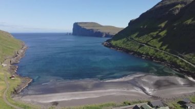Sonsuz Okyanus Ufkunu ve Faroe Adaları yakınlarındaki Köy 'ün Hava Görüntüsü