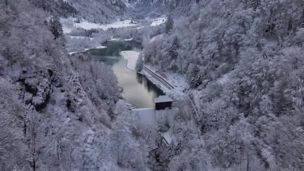 Bela vista aérea do reservatório de água Klammsee com montanha coberta de neve — Vídeo de Stock