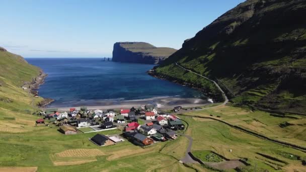 Widok z lotu ptaka na wieś na Wyspach Owczych i niekończący się horyzont morski — Wideo stockowe
