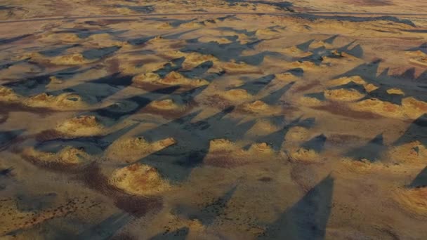 Vue du dessus de magnifiques champs en Islande avec des surfaces et des ombres inégales — Video