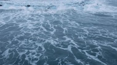 İzlanda 'nın buzul gölü yakınlarındaki Elmas Sahili üzerinde İHA.