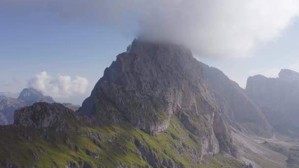Drone Colpo di lussureggiante montagna verde con nebbia chiaramente visto in cima alla montagna, Seceda — Video Stock
