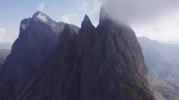 Aerial Shot of the Charming Lush Rocky Mountaintop of Seceda in Italy — Vídeos de Stock